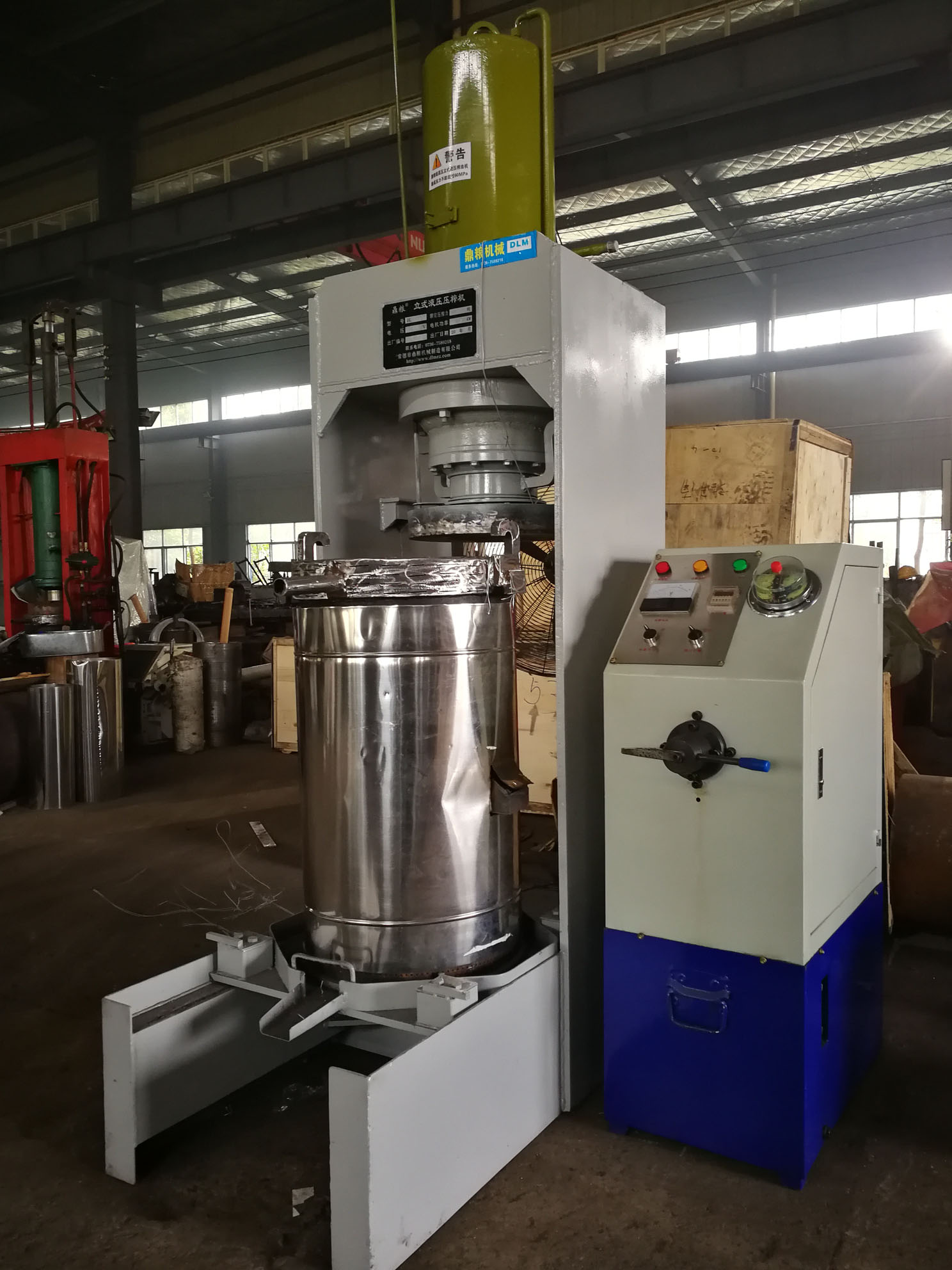 不銹鋼超高壓立式液壓壓榨機(jī)，果汁壓榨機(jī)，果渣壓榨機(jī)，藥材壓榨，油渣處理，白土壓榨